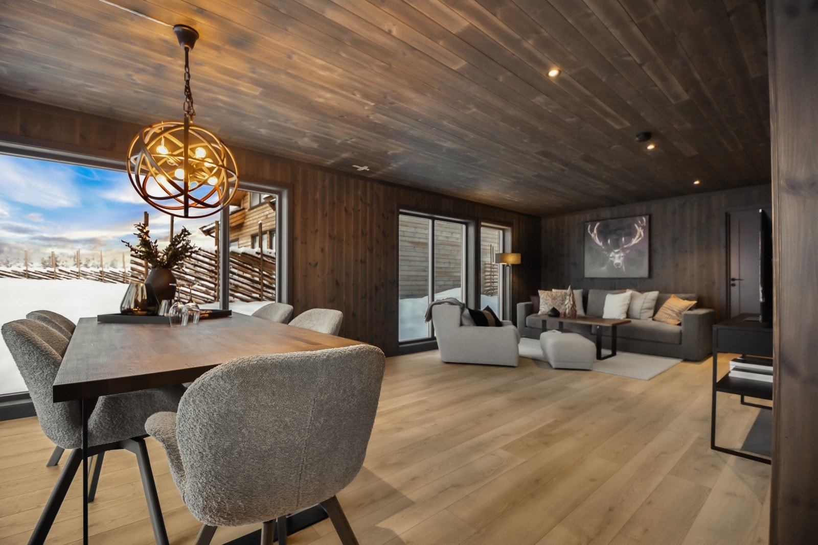 Åpen og inkluderende oppholdsrom med stue og kjøkken Galleribilde