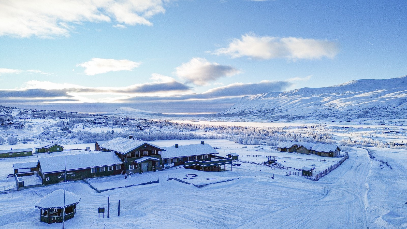 Syndinstøga ligger på oversiden av eiendommen Galleribilde