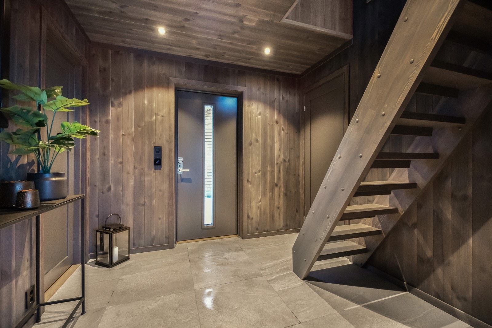 Entré har flislagte gulv med varmekabler som gir en lun velkomst Galleribilde