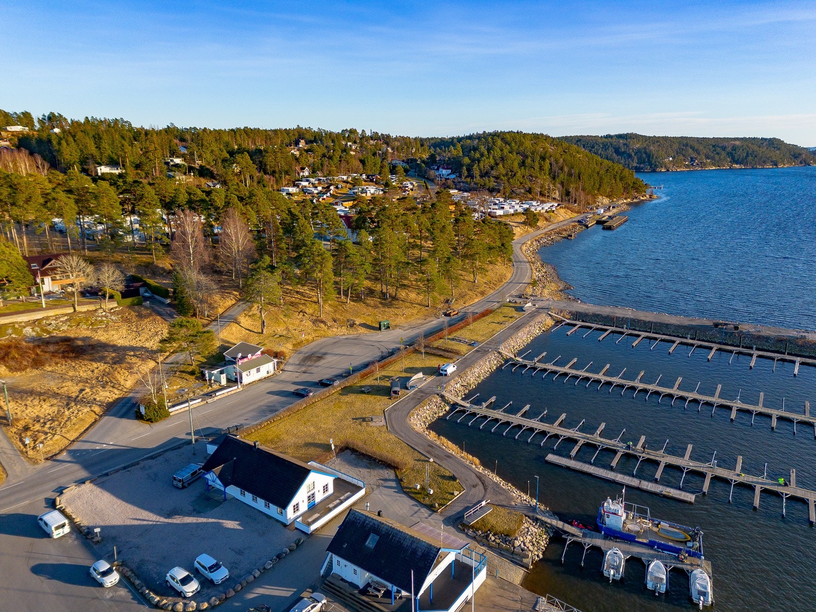 Høysand med marina, ISI bar, Salt restaurant, badestrender, kysstier og direkte ut til skjærgården med båt! Galleribilde