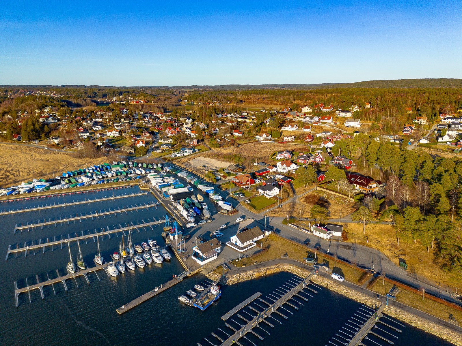 Nybygd bolig fra 2023 - elegant utformet m/ store vindusflater som gir fantastisk utsikt mot sjøen Galleribilde