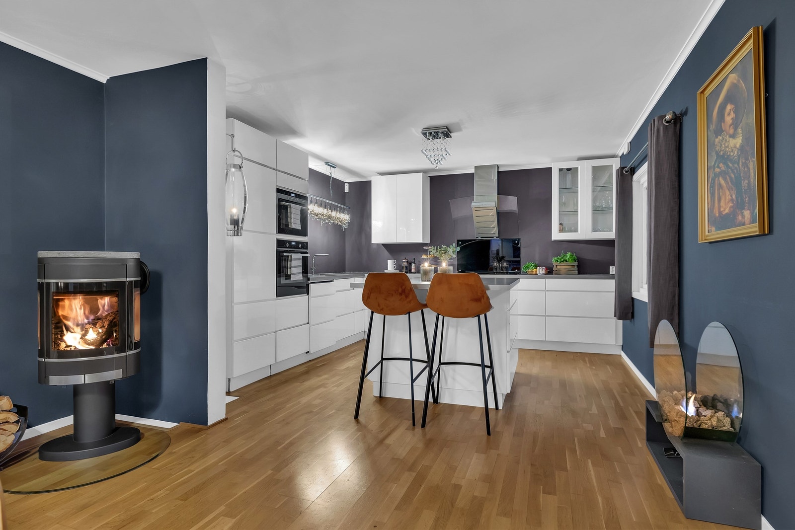 Stue og kjøkken i åpen løsning Galleribilde