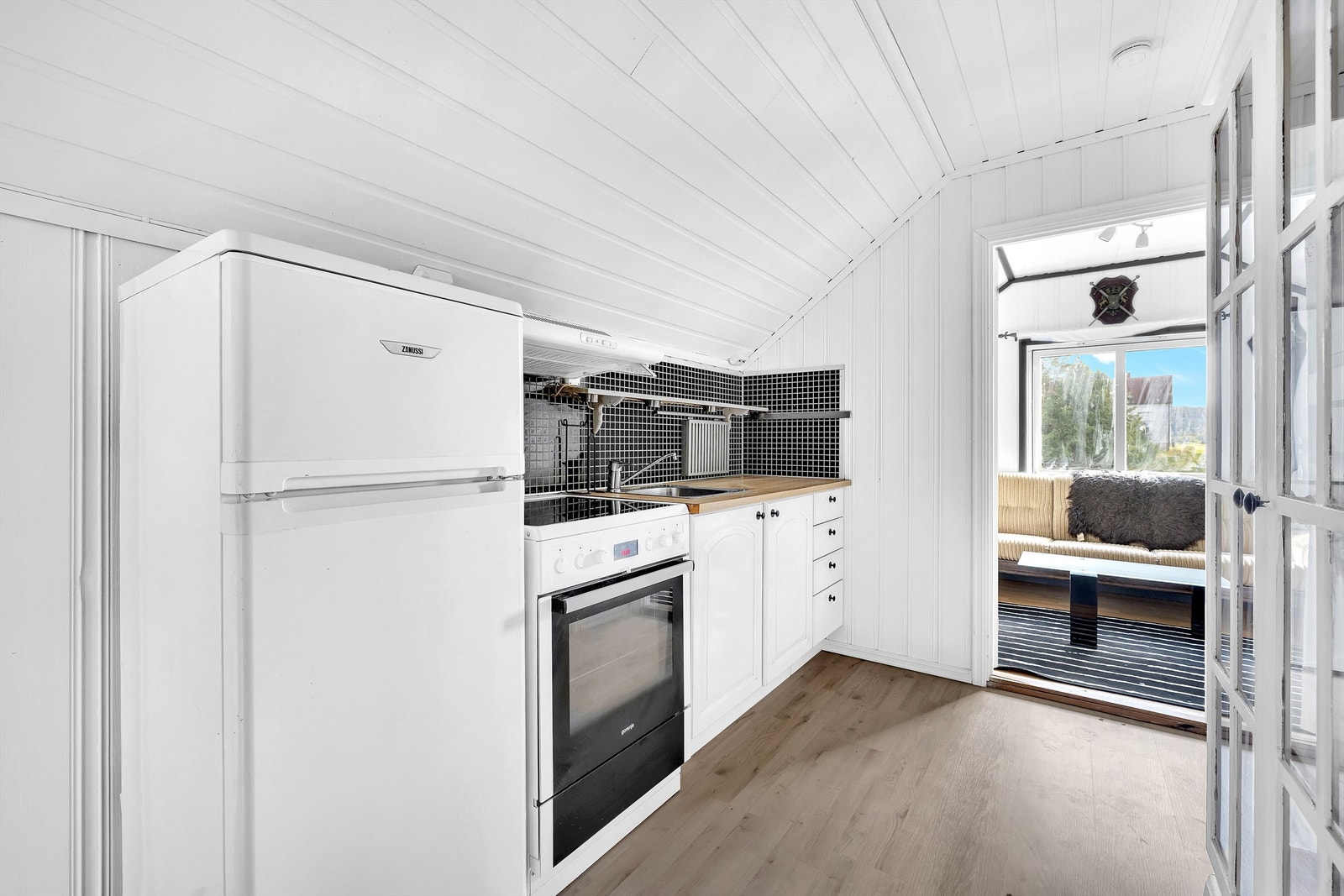 Det er satt inn kjøkken i loftsetasjen - det finnes ingen dokumentasjon på lovlighet av innredning Galleribilde