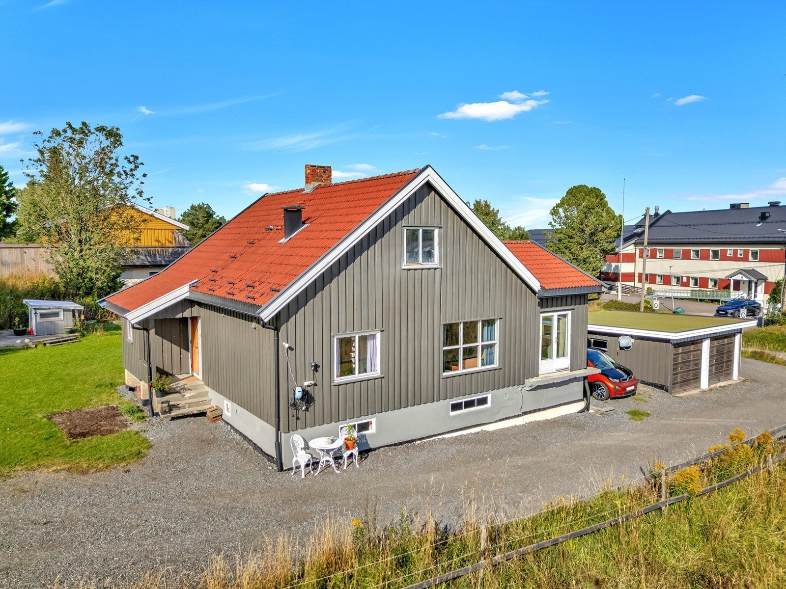 Enebolig over 2 plan samt kjeller. Frittstående garasje. Stor gårdsplass og en frodig romslig tomt på ca 750 kvm Galleribilde