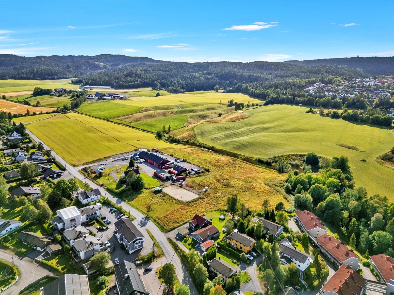 Losbyveien ligger idyllisk til i naturskjønne områder rett ved Østmarka Galleribilde
