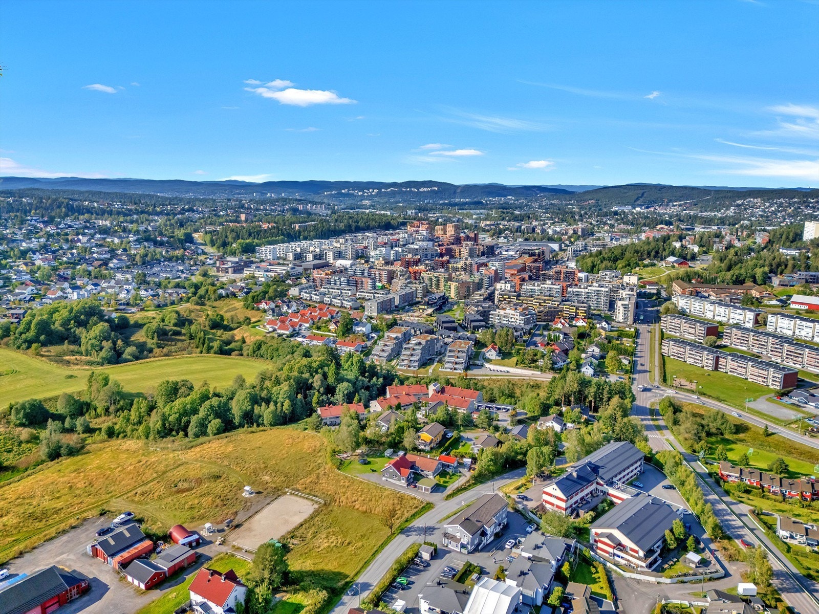 Boligen ligger i gangavstand til Lørenskog sentrum som har gjennomgått en enorm utvikling med bl.a boligutvikling, fornyet kjøpesenter og ny sentrumsgate Galleribilde