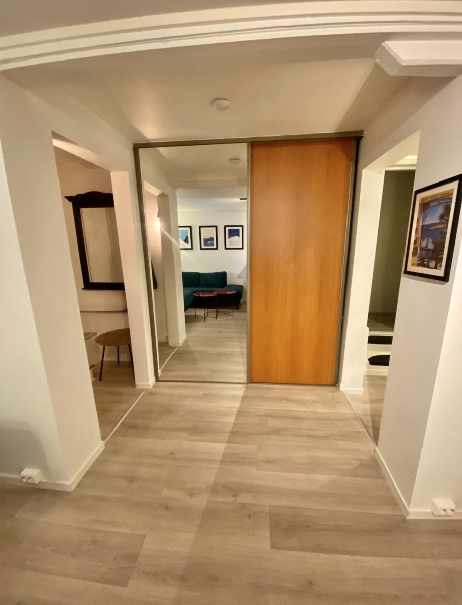 Skyvedørsgarderobe i speil/tre Galleribilde