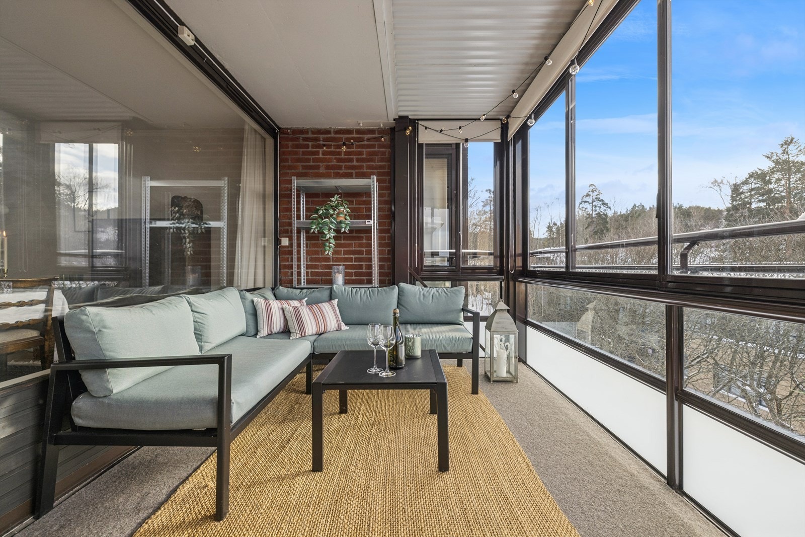 Romslig balkong med gode solforhold og hyggelig utsyn. Galleribilde