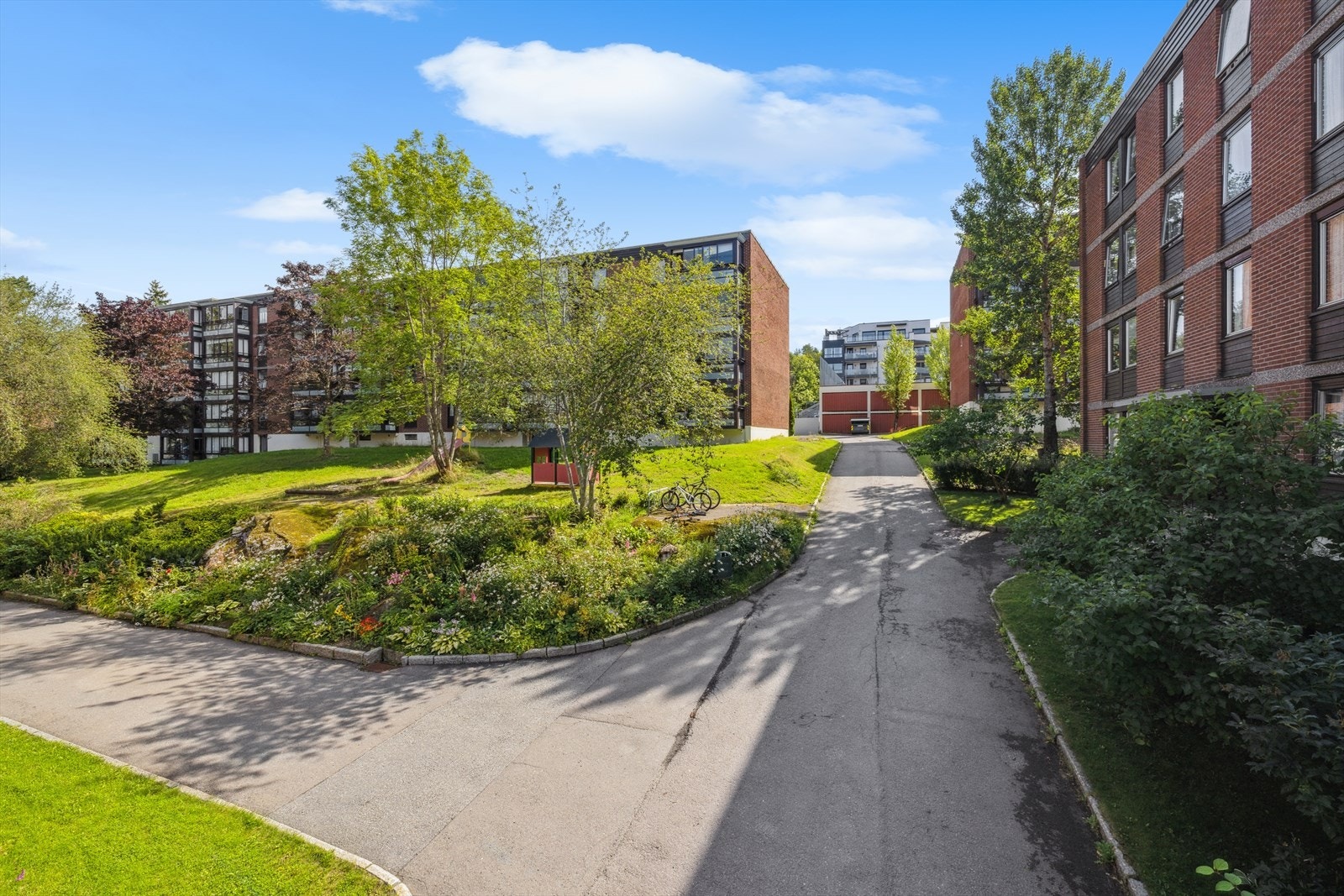 Kombinasjonen av fredelige, grønne omgivelser i et forholdsvis sentralt bomiljø med Østmarka som nabo, gjør dette til en attraktiv bolig. Galleribilde