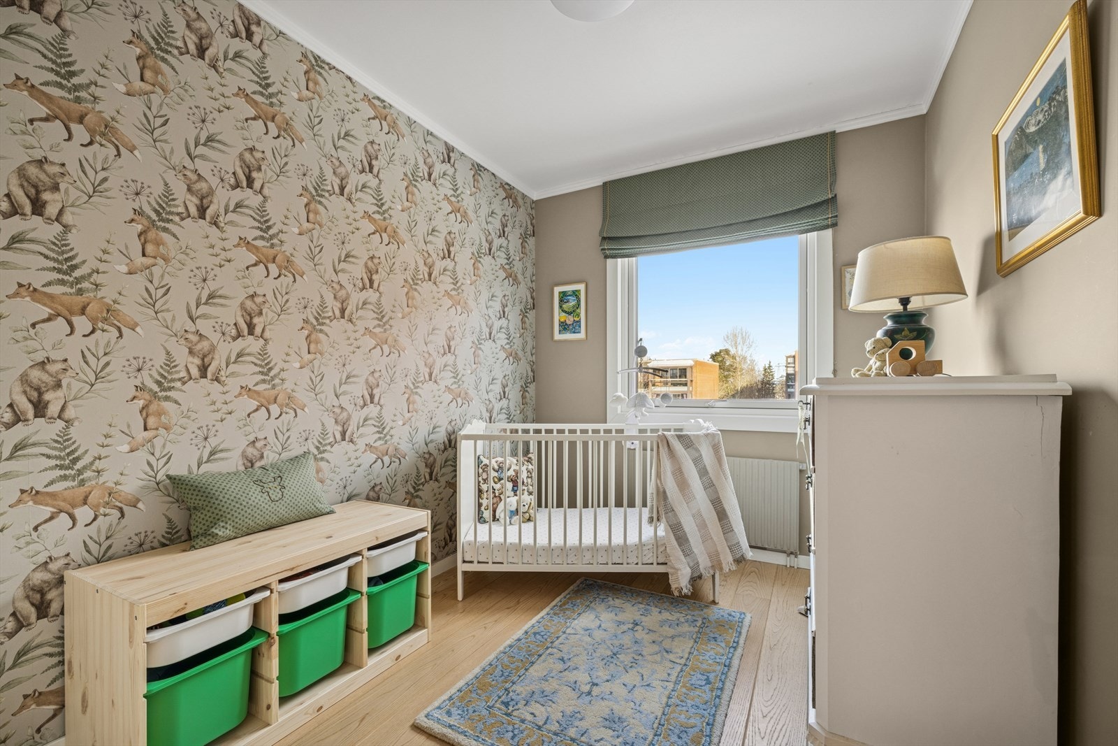 Andre soverommet er et praktisk rom som enkelt kan tilpasses ulike behov - enten som barnerom, kontor eller hobbyrom. Galleribilde