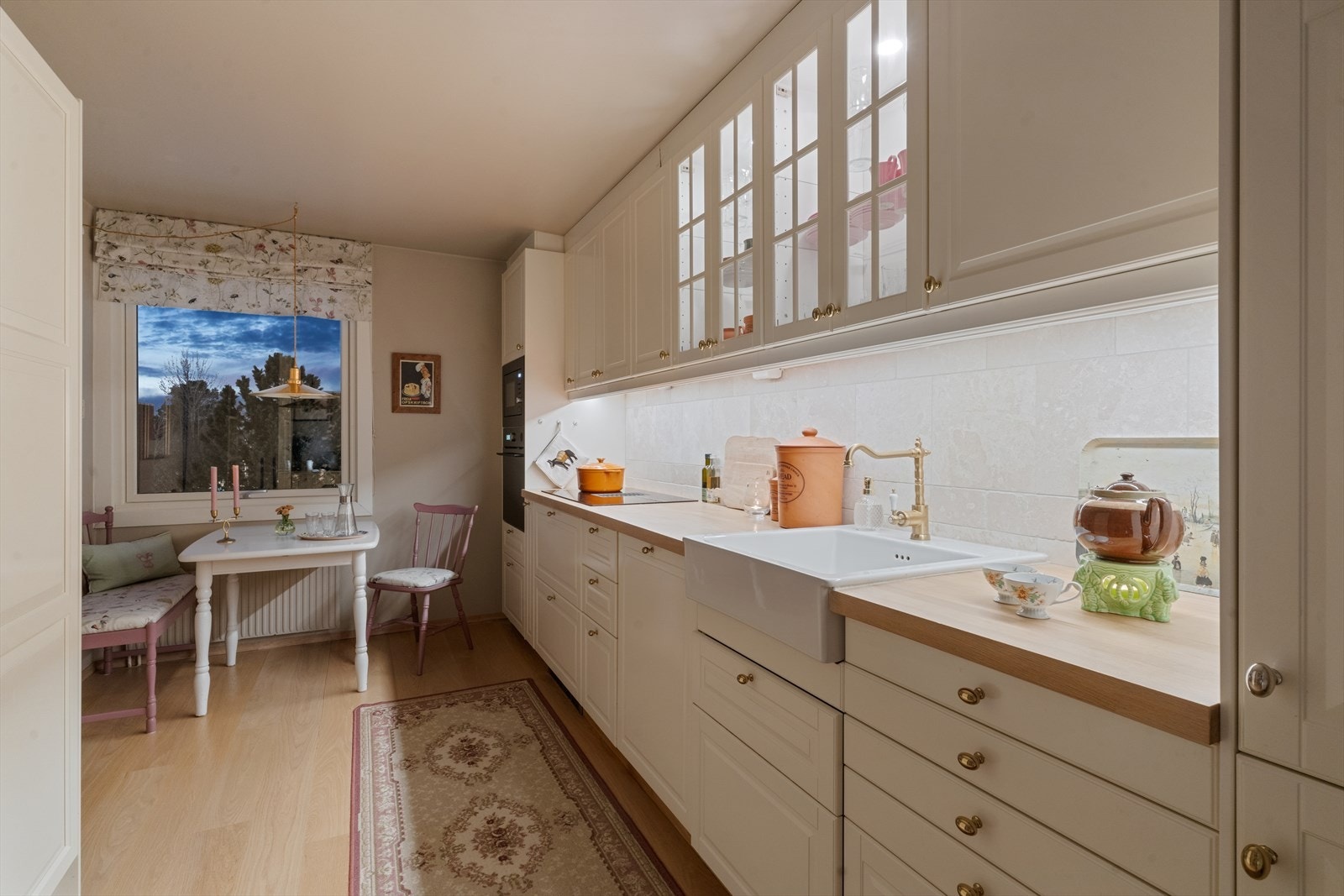 Lekkert kjøkken med gjennomgående god standard og egen romløsning. Galleribilde