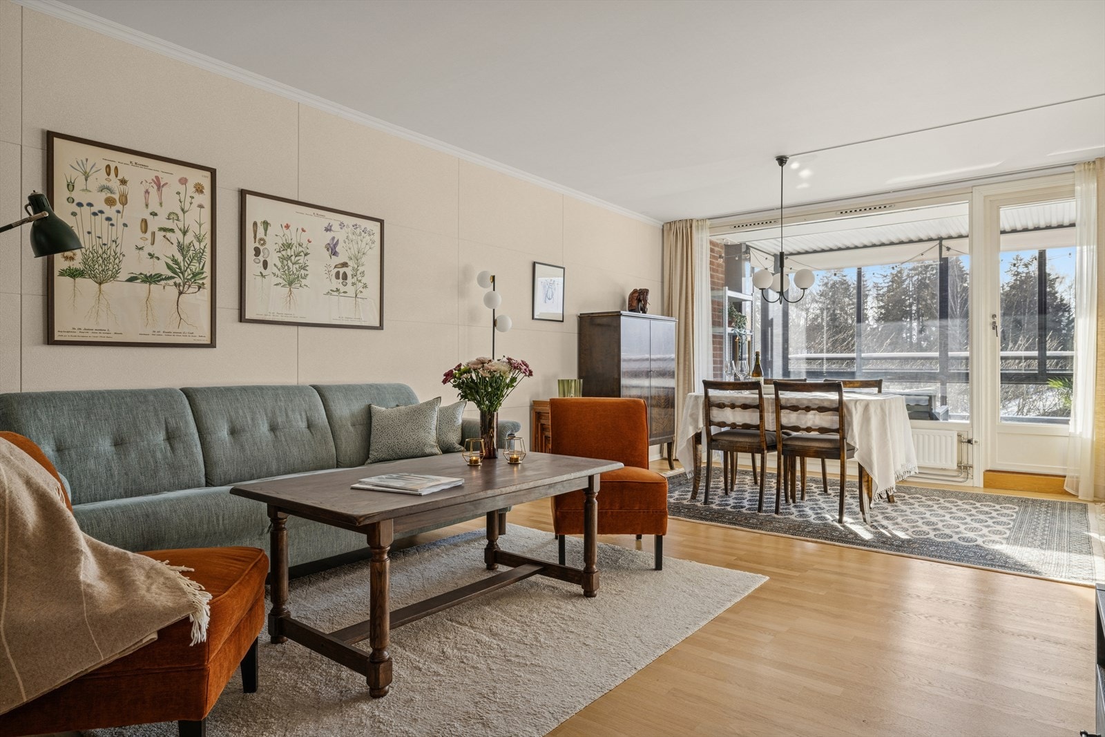 Delikat og romslig stue med gode møbleringsmuligheter. Galleribilde