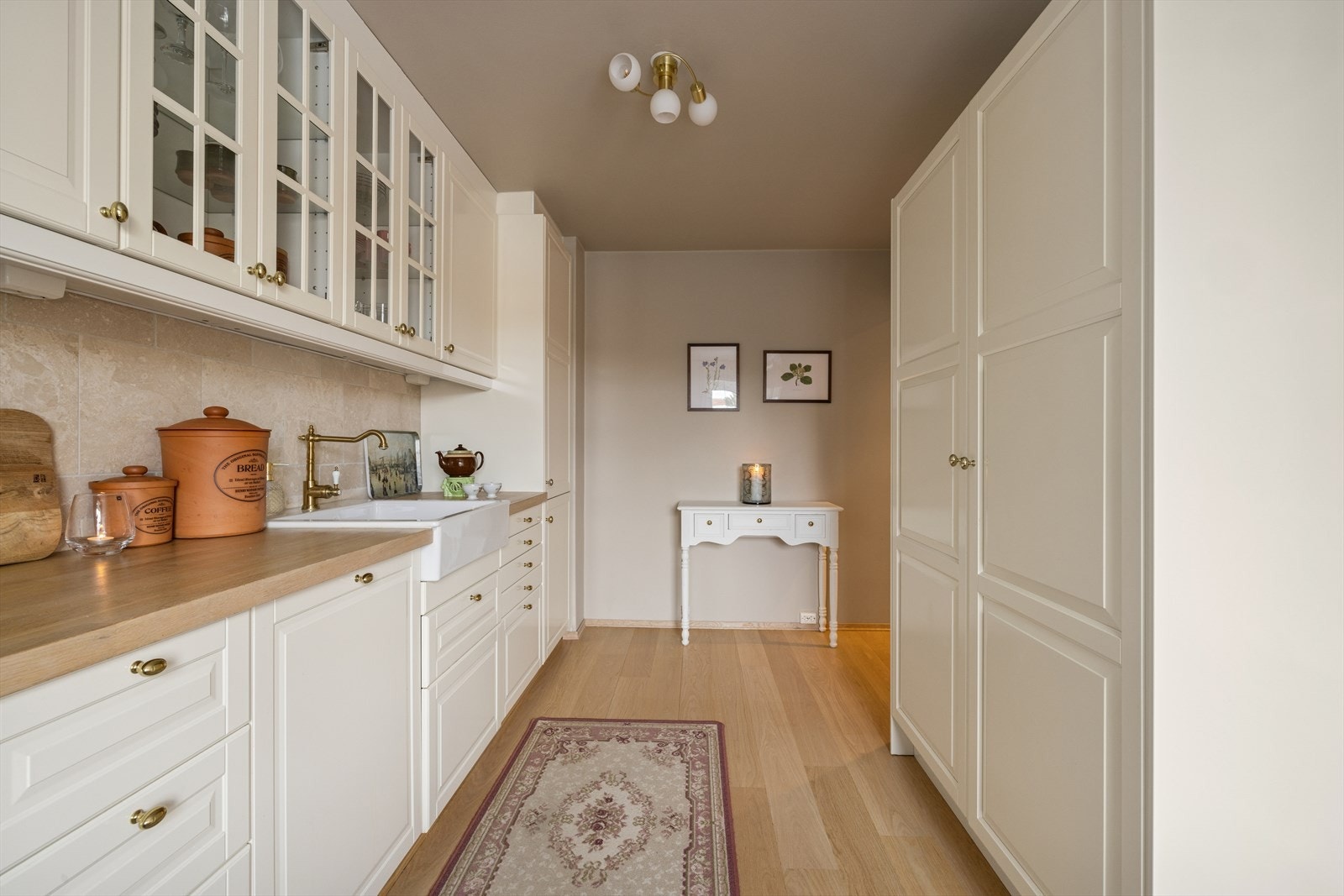 Kjøkkeninnredning fra 2020 med under-/overskap og profilerte fronter. Galleribilde