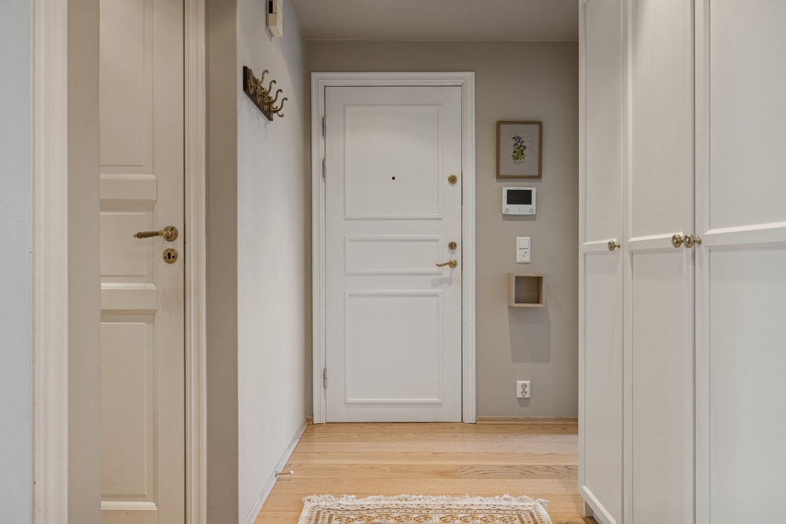 Du ønskes velkommen inn i en romslig entré. Galleribilde