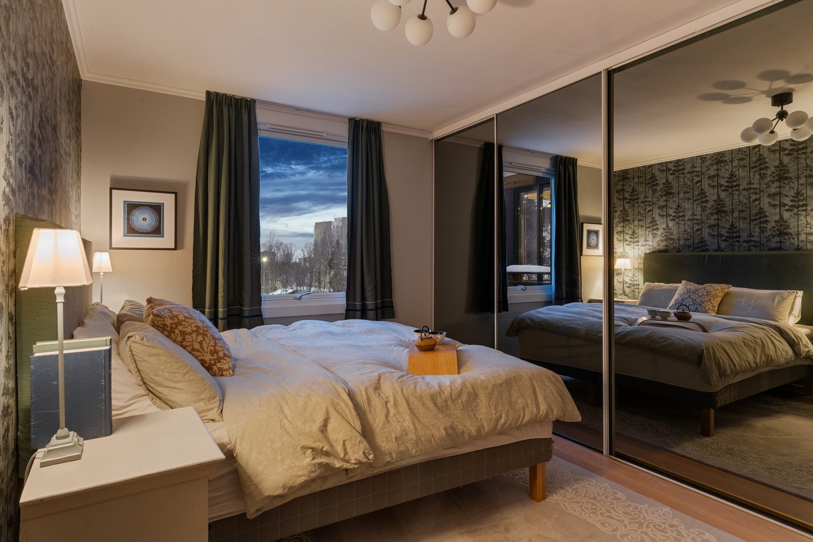 Hovedsoverommet er svært romslig og har et stort vindu som gir en luftig og lys atmosfære. Galleribilde