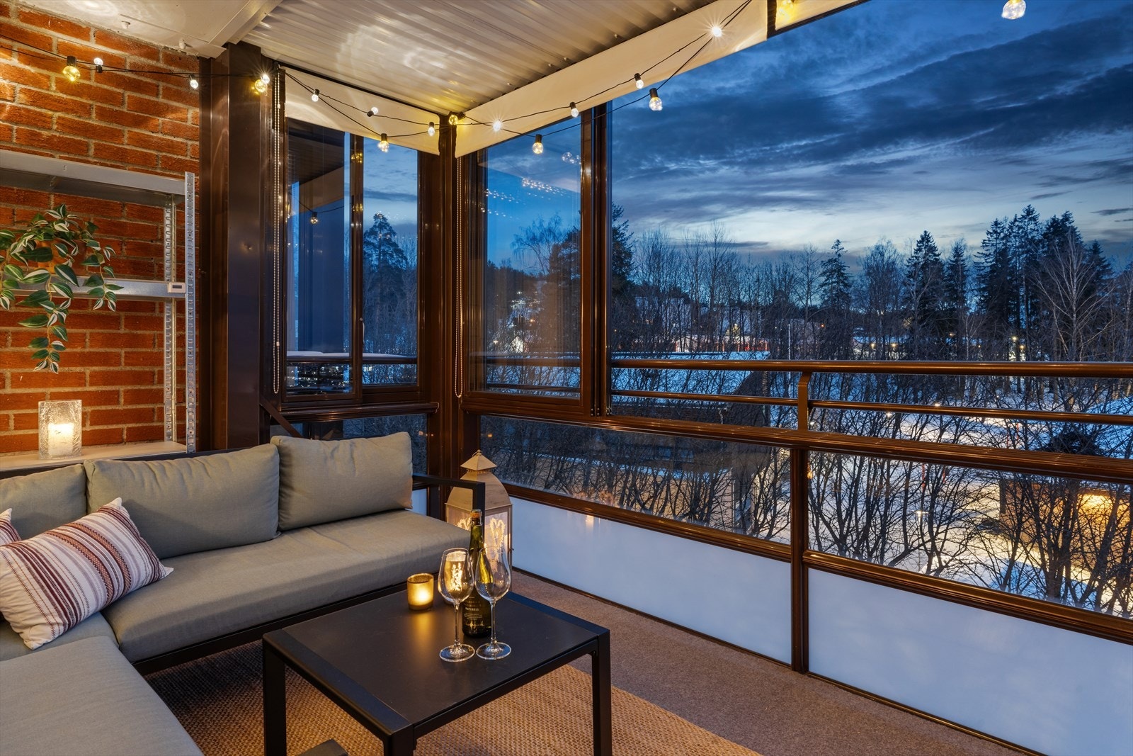 Balkongen fungerer som en herlig forlengelse av stuen og kan nytes store deler av året da den er innglasset. Her er det god plass til å sette utemøblene sine og virkelig nyte de herlige omgivelsene. Galleribilde