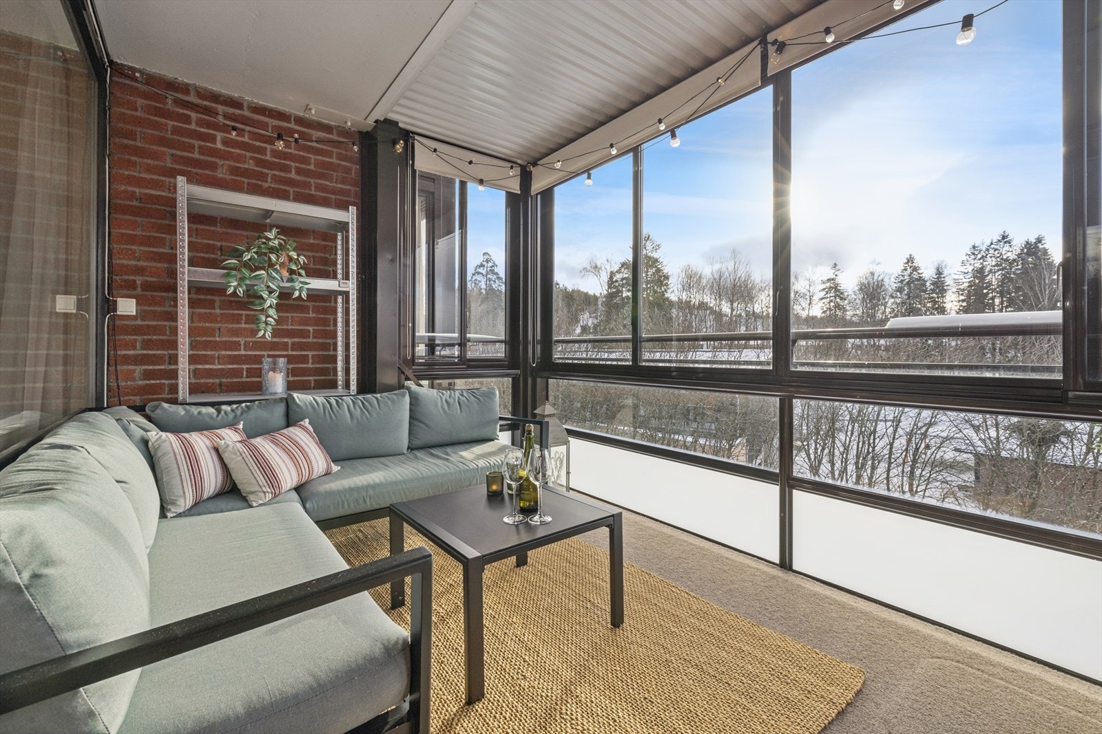 Balkongen oppleves privat med svært lite innsyn. Galleribilde