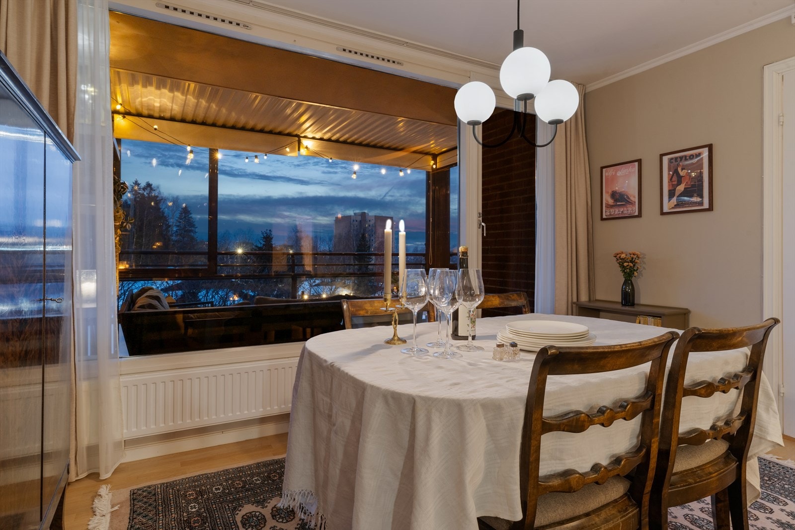 De store vindusflatene slipper inn rikelig med naturlig lys, som gir en god atmosfære i leiligheten. Galleribilde