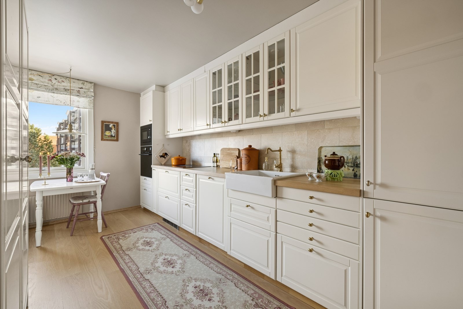 Kjøkkenet er lyst og innbydende med en varm og hyggelig atmosfære. Store vindusflater slipper inn rikelig med naturlig lys og sørger for gode solforhold gjennom dagen. Galleribilde