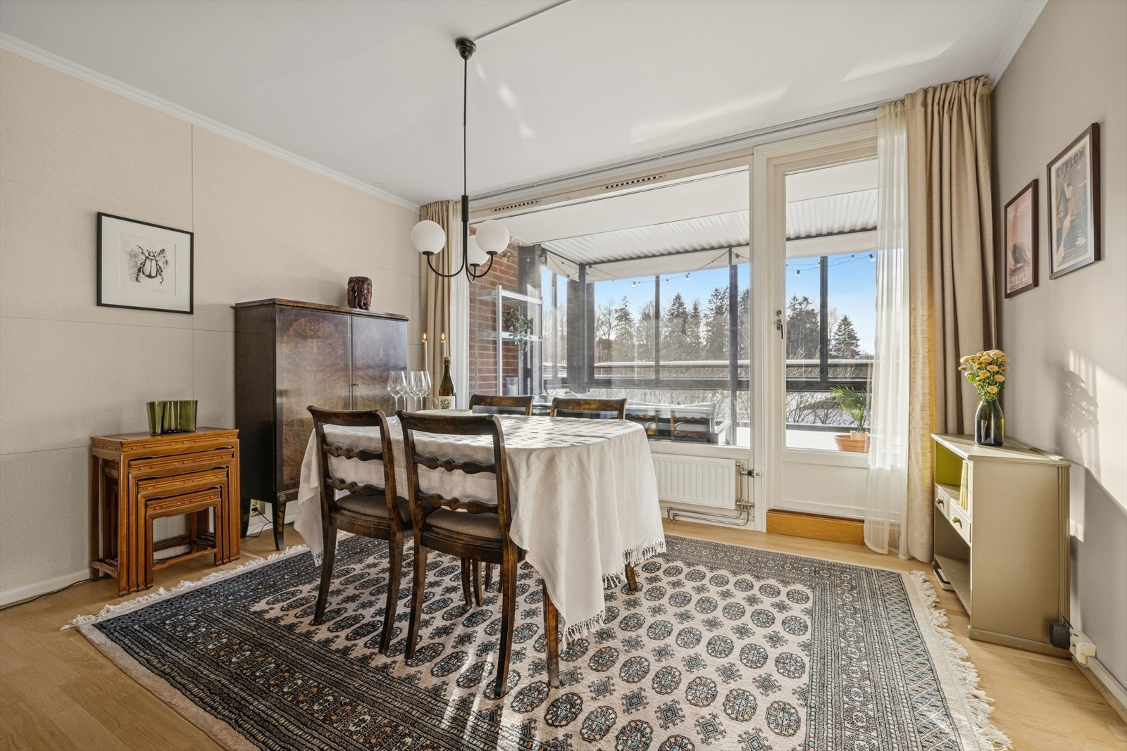 Fra stuen har du adgang til en herlig sydvestvendt innglasset balkong på ca. 9,5 kvm. Galleribilde