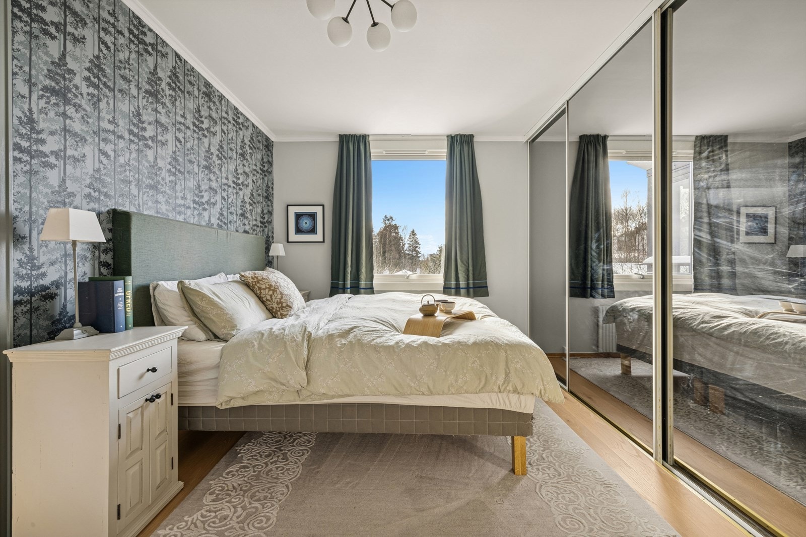 Leiligheten har totalt tre gode soverom med enstavs eikeparkett. Galleribilde