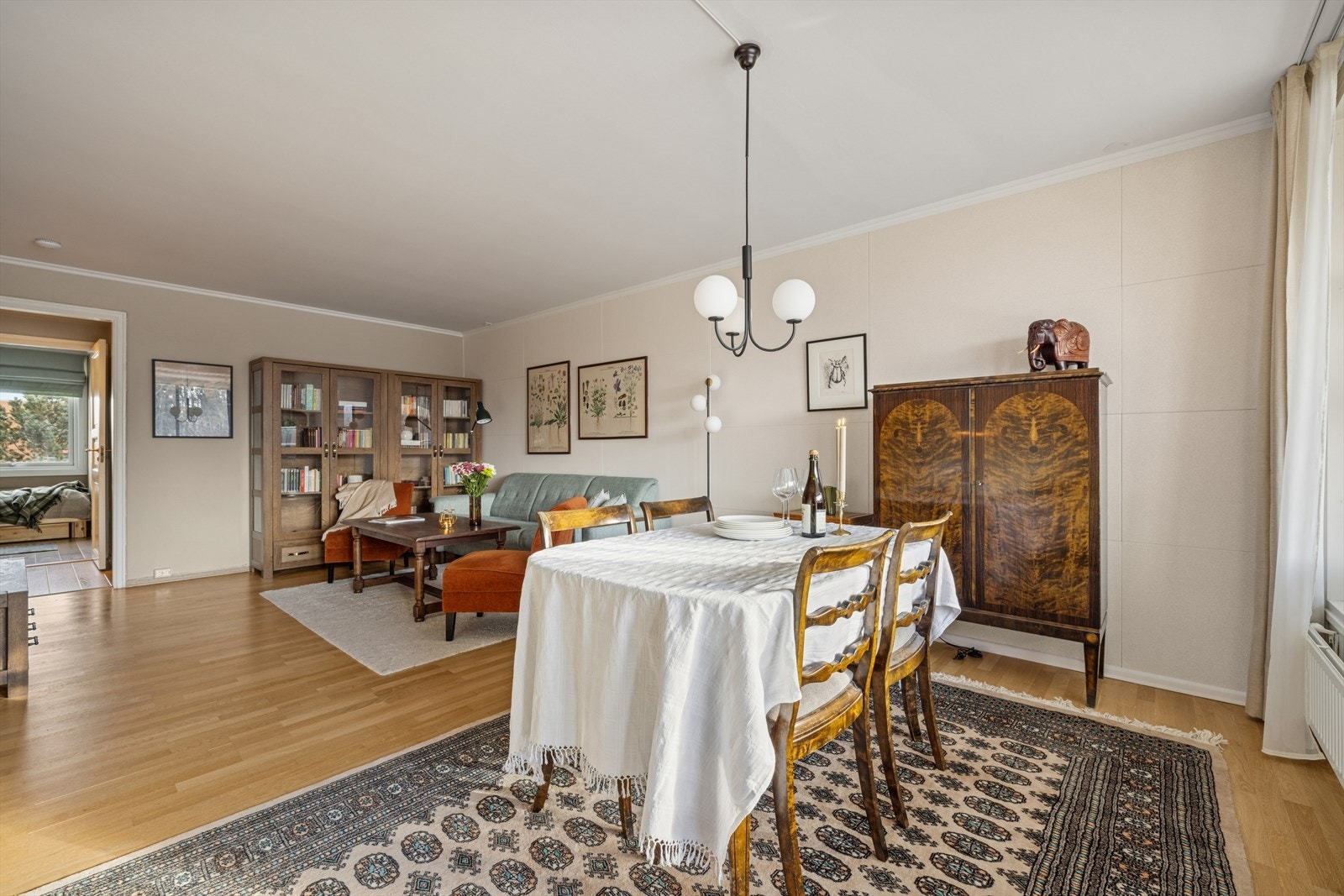 Stuen er et sosialt samlingspunkt for familie og venner, og passer ypperlig for store sammenkomster således som for avslapping. Galleribilde