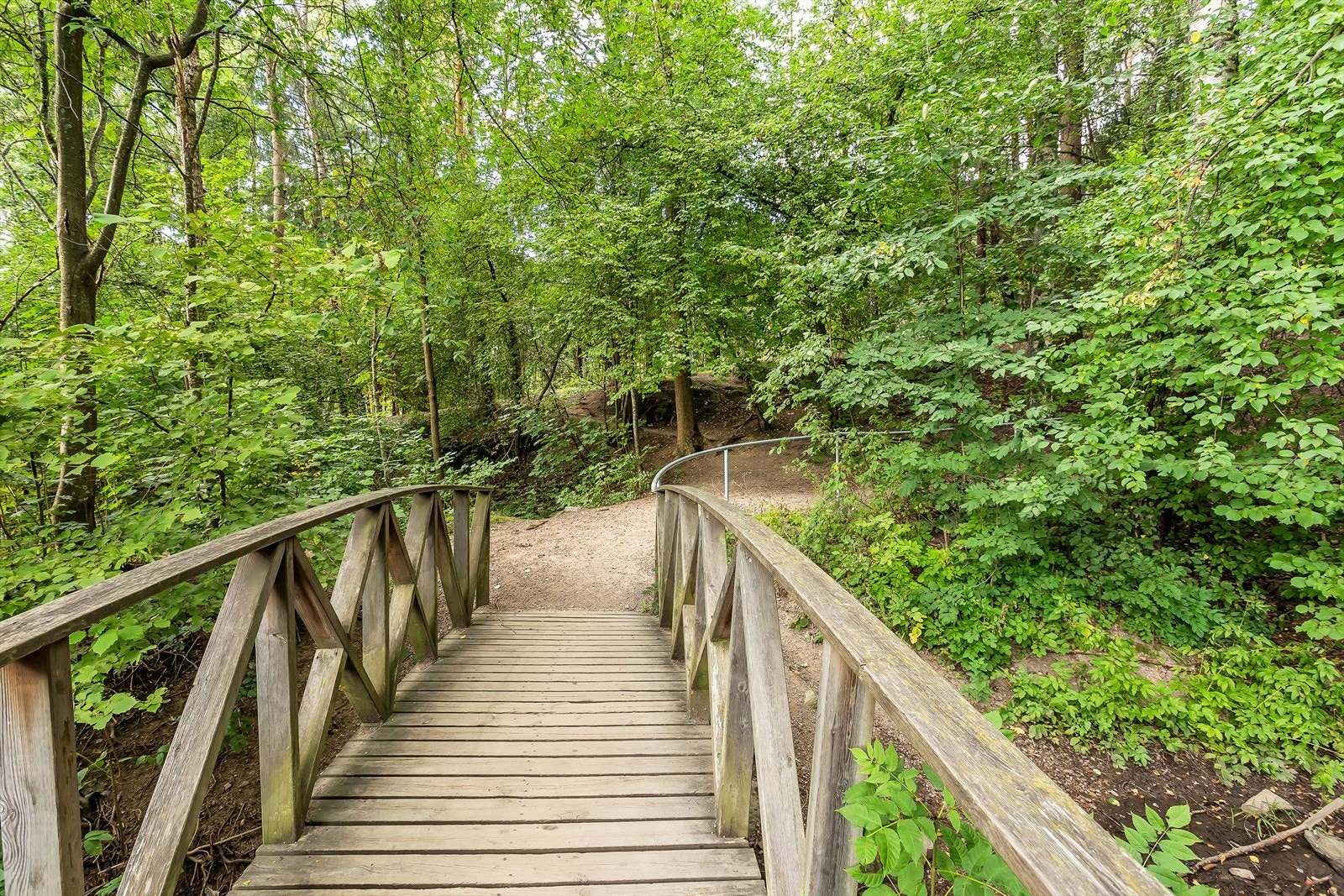 Nærområdet på Lindeberg er pent opparbeidet, med flotte grøntarealer og fine gangveier og stier. Galleribilde