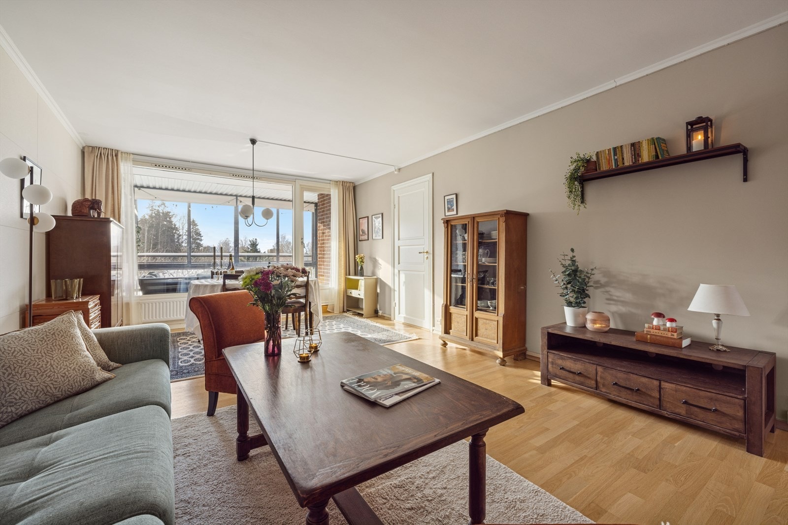 Her er det god plass til sofagruppe, mediebenk og spisebord. Galleribilde