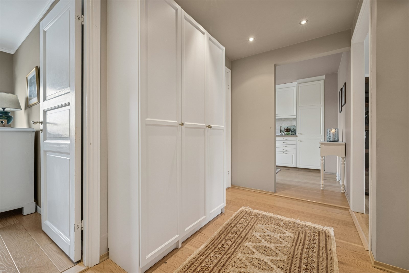 Her er det god plass til å sette fra seg sko og henge fra seg yttertøy. Galleribilde