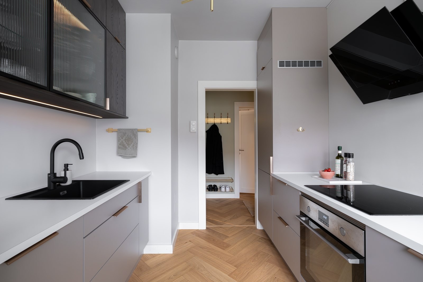 Kjøkkenet er utstyrt med følgende integrert hvitevarer stekeovn fra Samsung, induksjonstopp fra Siemens, oppvaskmaskin fra Gorenje og kombiskap Galleribilde