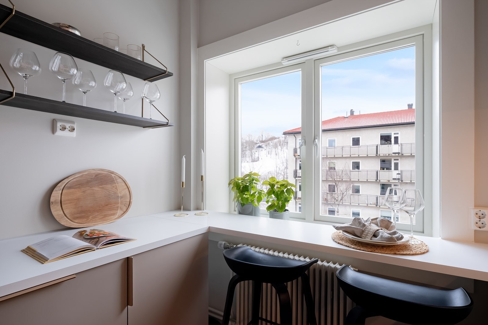 Benkeplaten er i laminat med sort vask fra Franke og ettgreps armatur, og kjøkkenvinduet sørger for godt dagslysinnslipp Galleribilde