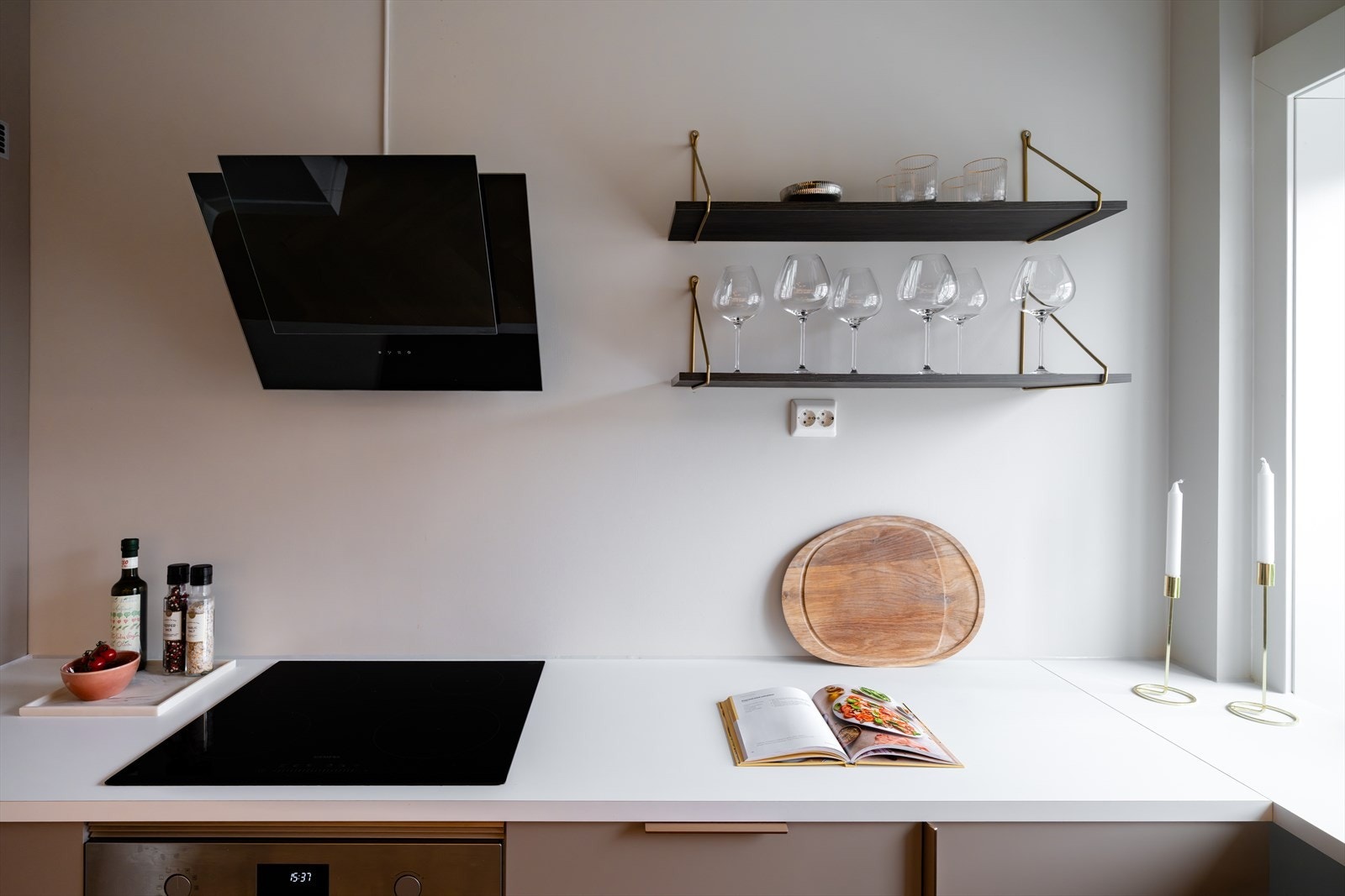 Kjøkkenet har kullfilterventilasjon og det er installert både komfyrvakt og vannstoppsystem for økt sikkerhet Galleribilde