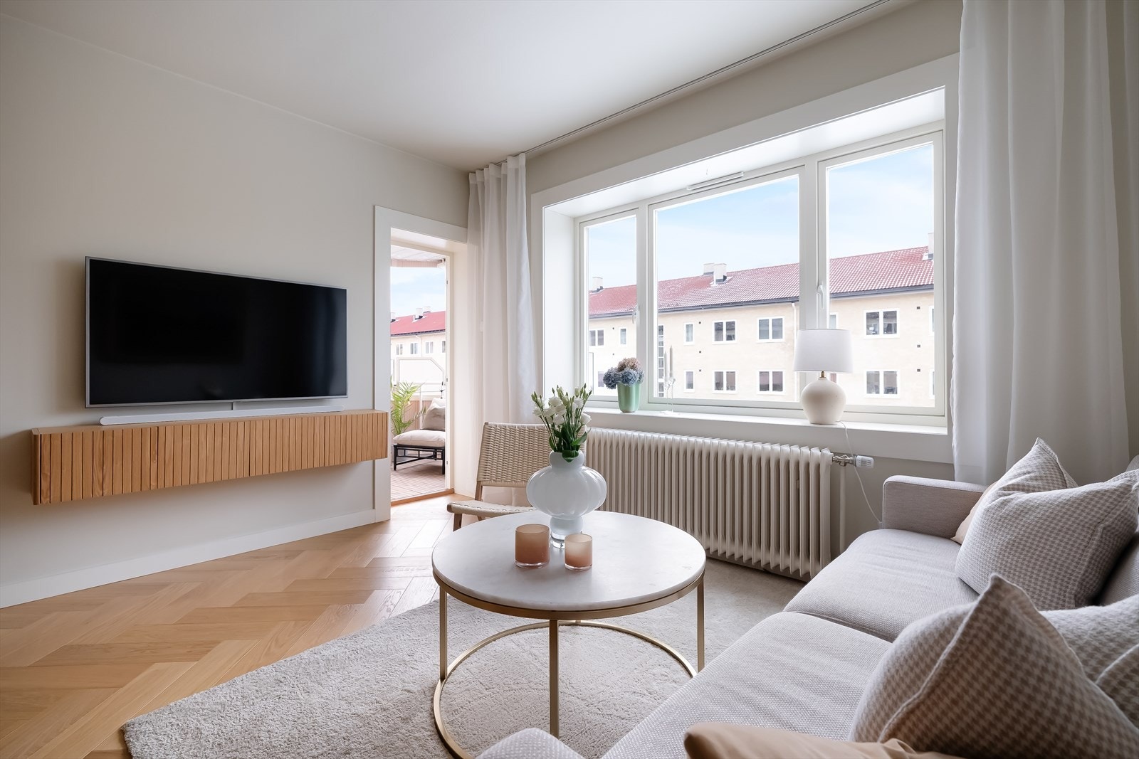 Fra stuen er det utgang til en solrik, overbygget balkong på ca. 8 m² Galleribilde