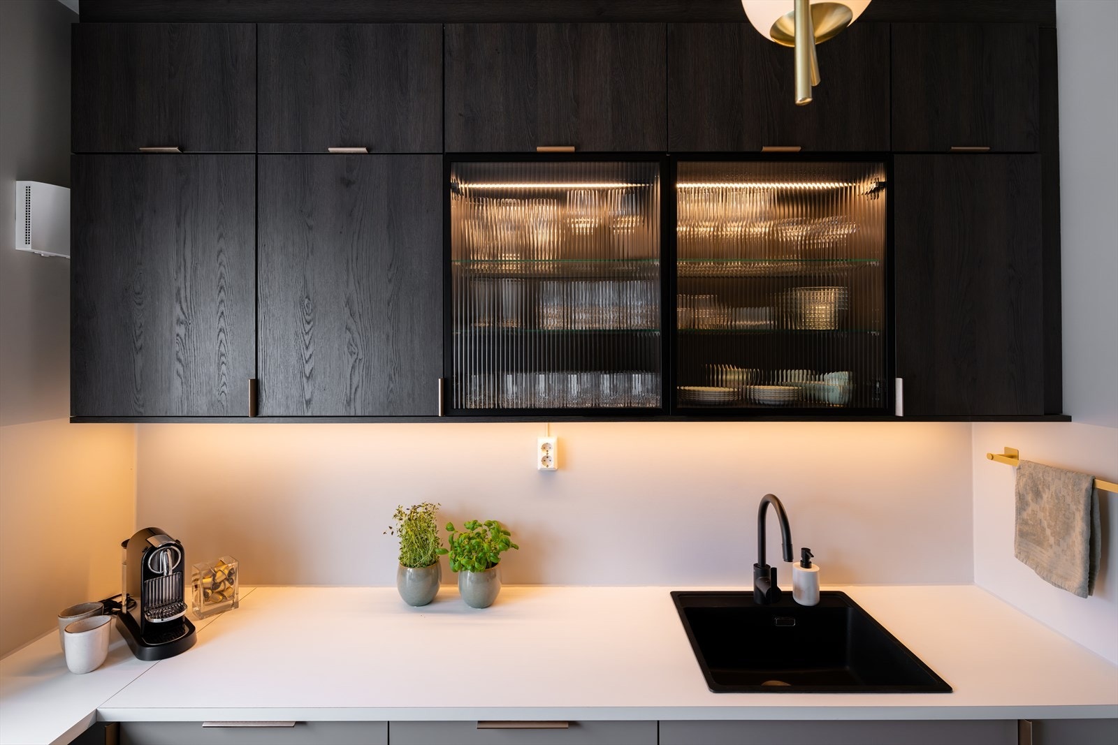 Kjøkkenet har rikelig med benk og skapplass Galleribilde