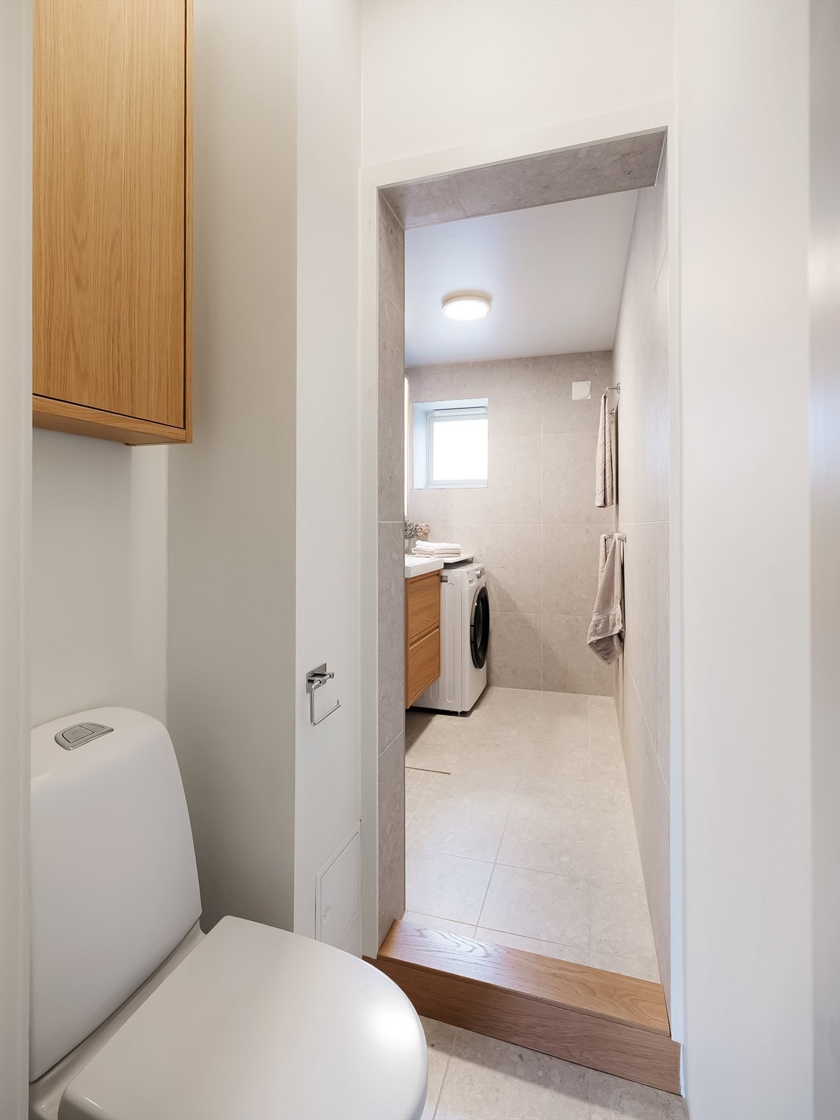 Badet fremstår som moderne, delikat og gjennomført, totalrenovert i 2024 med tilhørende FDV-dokumentasjon og sluttrapport Galleribilde