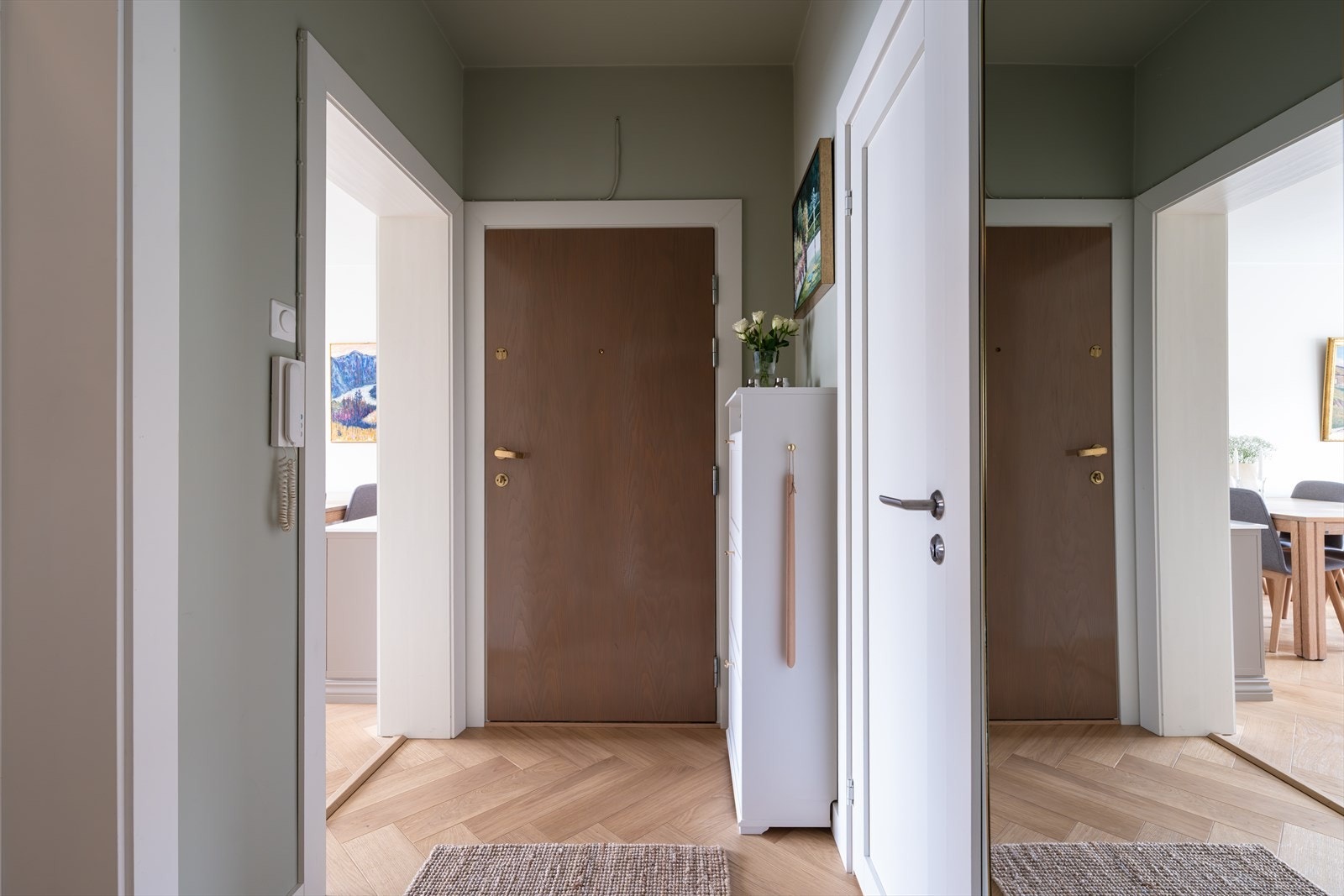 Leiligheten ønskes velkommen via en lekker og lys entré med plass til garderobeløsning - Rommet er malt i delikate fargetoner, og det er lagt elegant fiskebeinsparkett Galleribilde