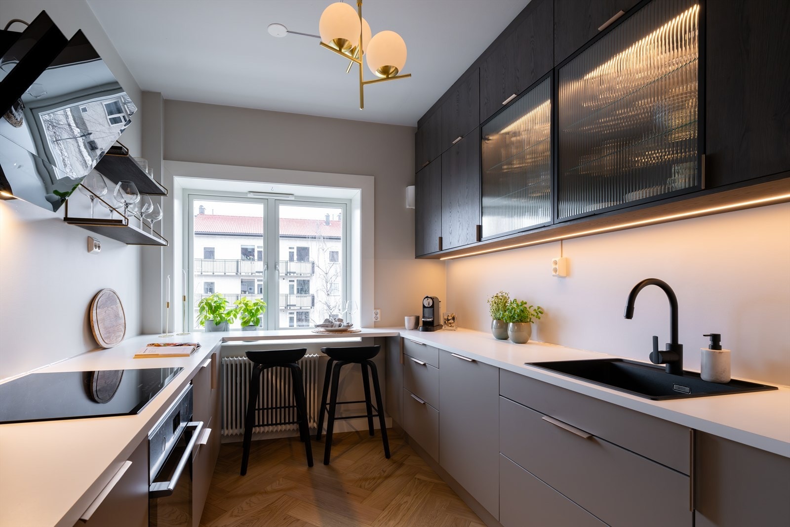 Stilrent og moderne kjøkken fra 2022 med innredning levert av HTH Galleribilde