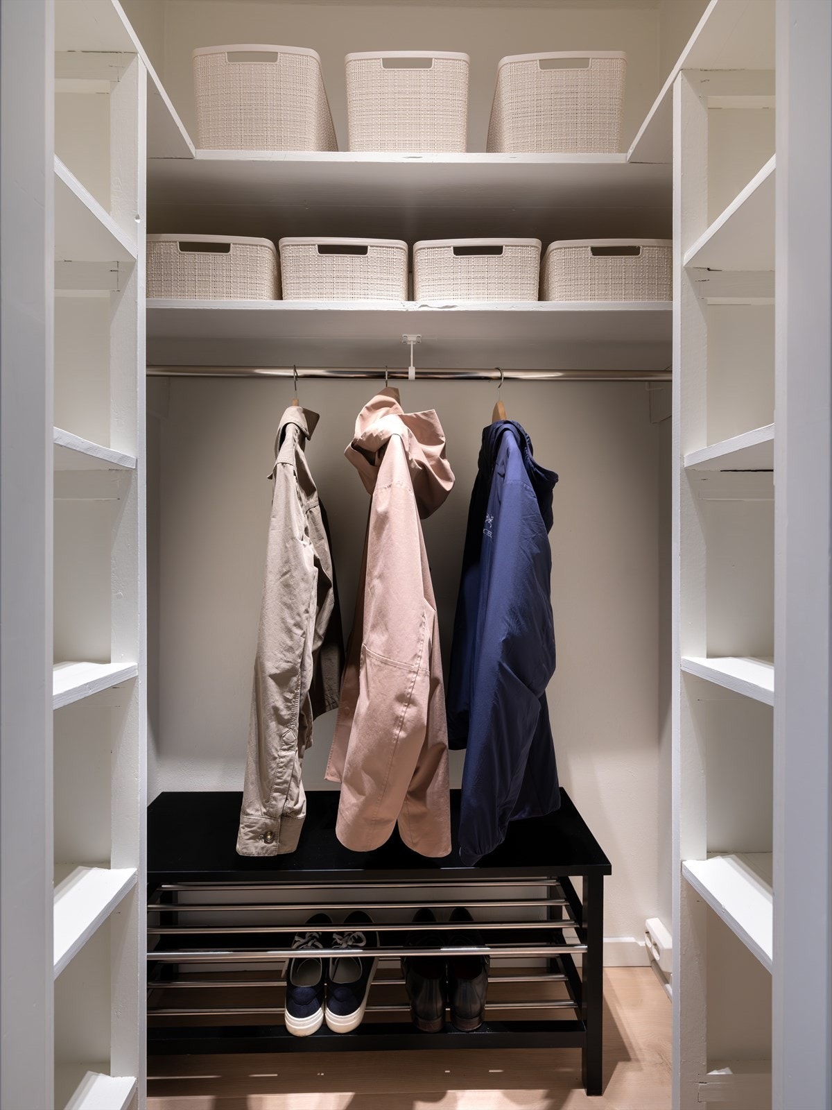 Samt adkomst til et praktisk kott som i dag benyttes som garderobe Galleribilde