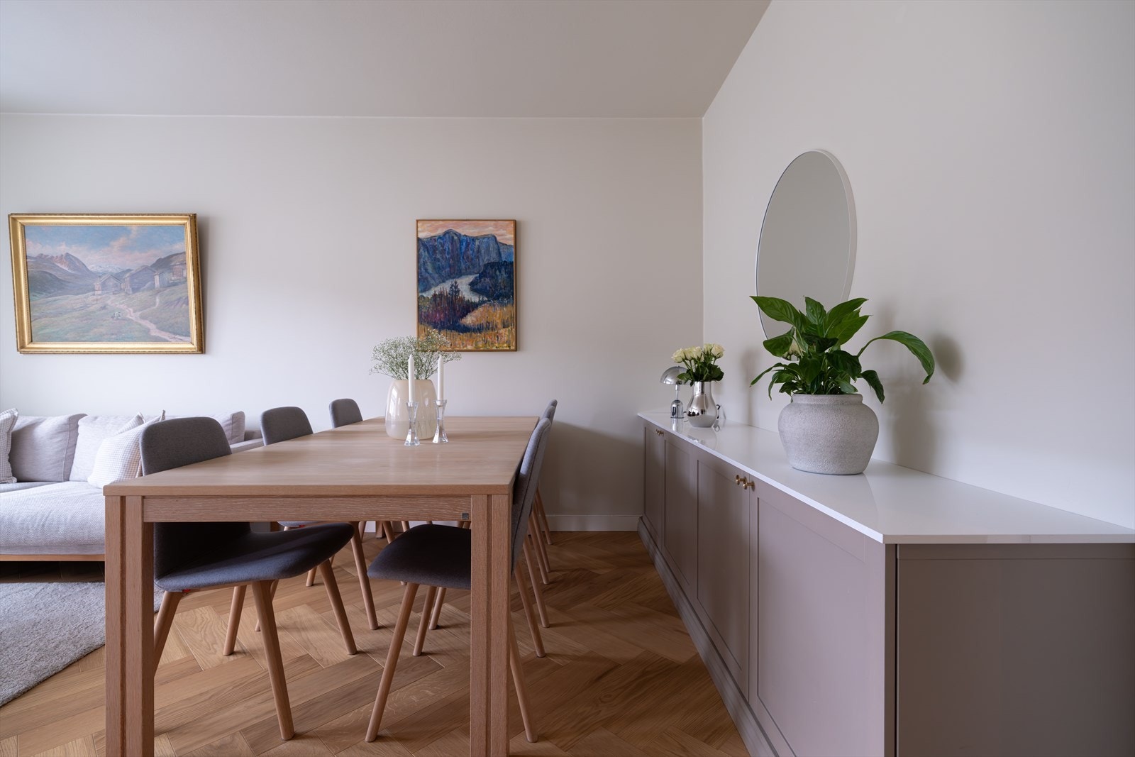 Bak spiseplassen er det spesialtilpasset et elegant, plassbygget skap som gir ekstra oppbevaring Galleribilde