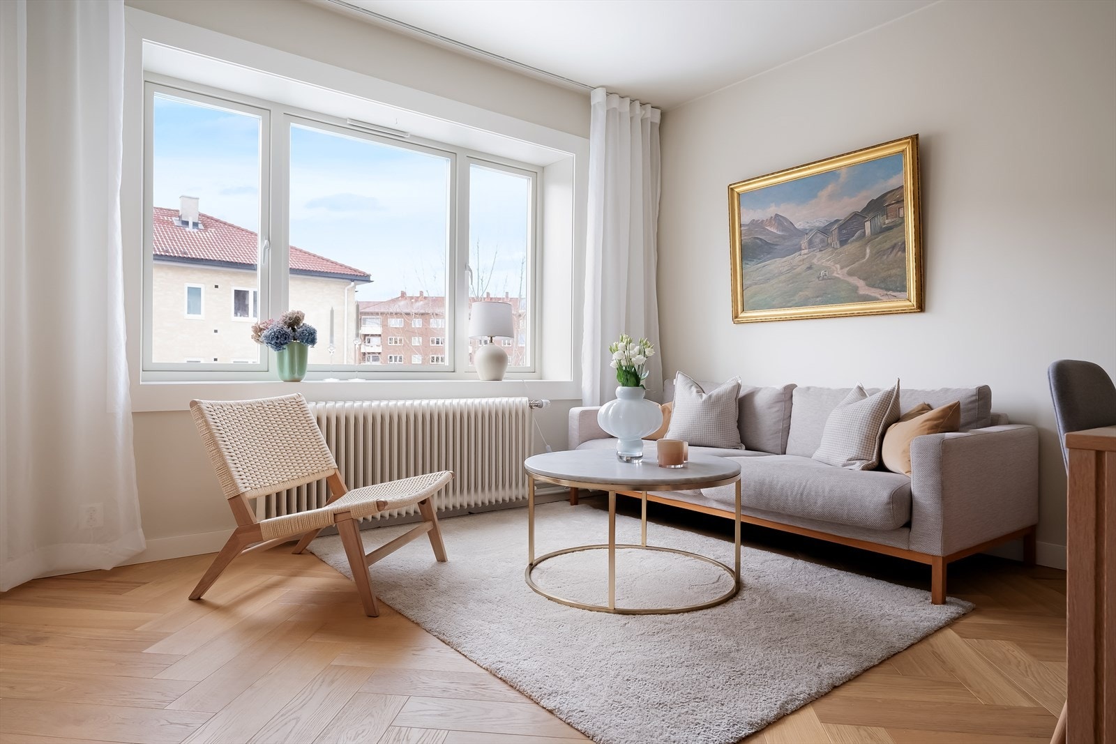 Rommet fremstår stilrent med harmoniske farger og samme gjennomgående fiskebeinsparkett Galleribilde