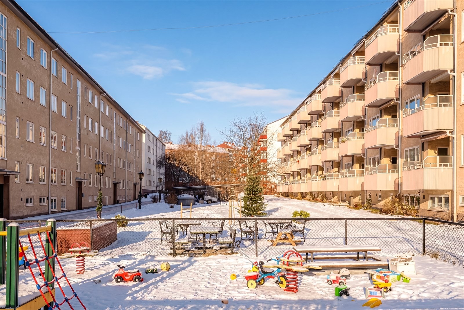 Fellesområdene er pent opparbeidet med beplanting, gressplen, sittegrupper og lekeplasser Galleribilde