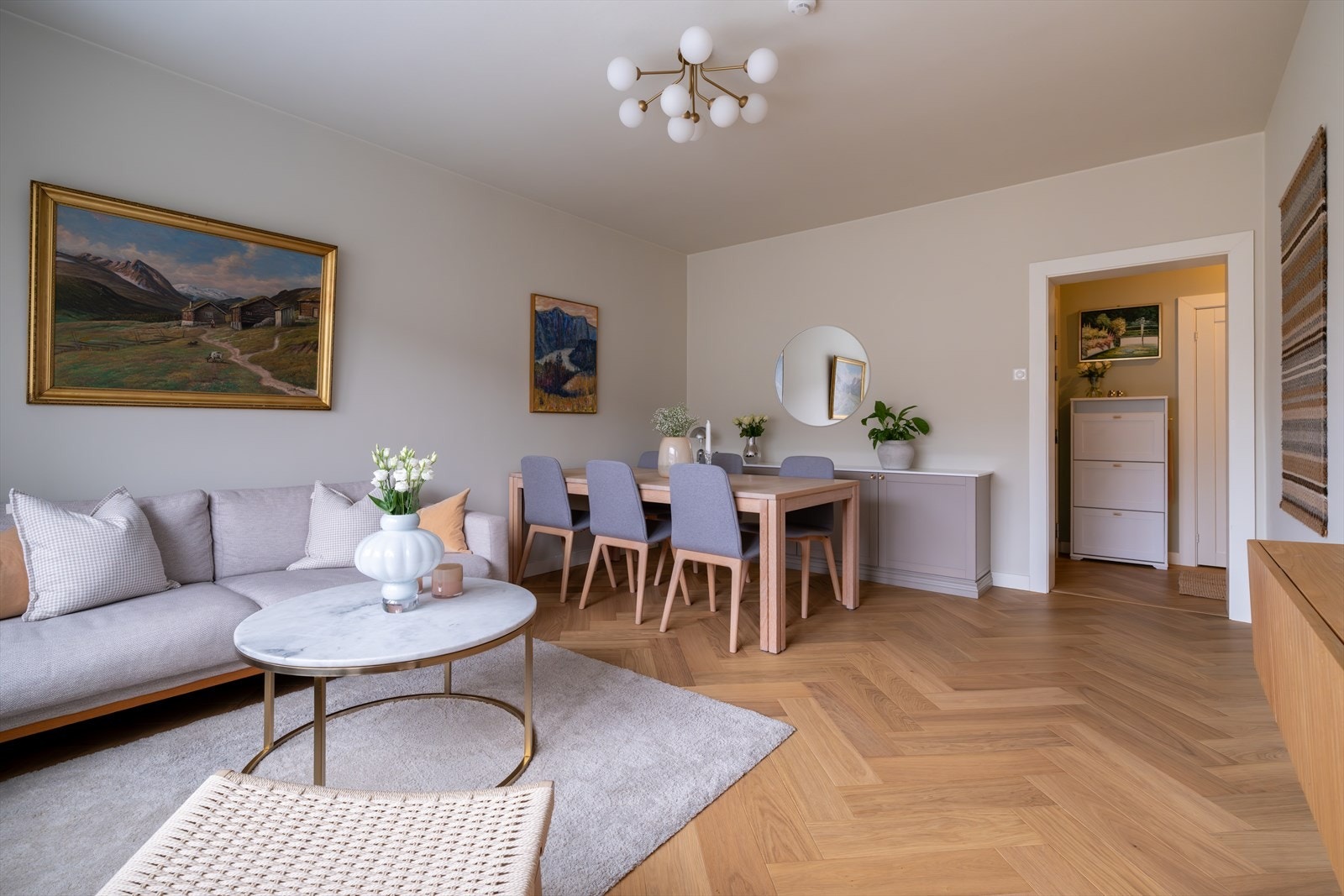 Her er det god plass til både sofagruppe og spisebord Galleribilde