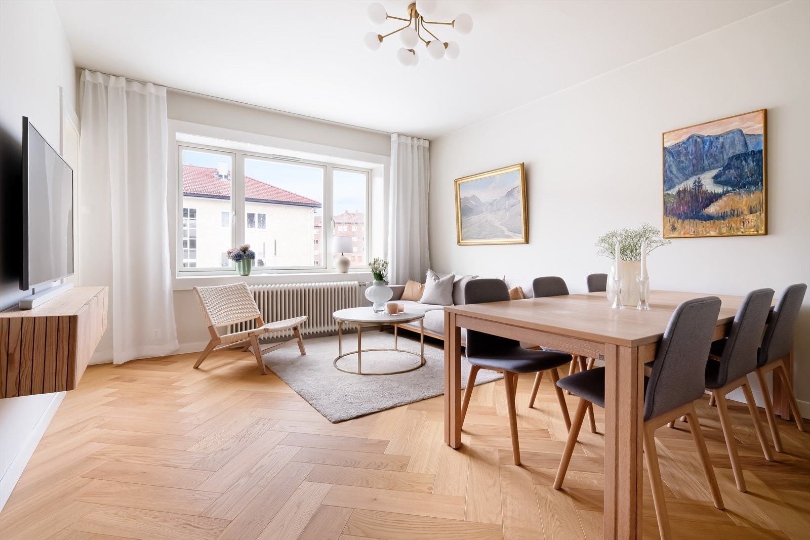 Dette er en gjennomgående leilighet med store vindusflater som skaper en fantastisk romfølelse, oppgradert i 2022 og 2025 med høy kvalitet og lekre materialvalg Galleribilde