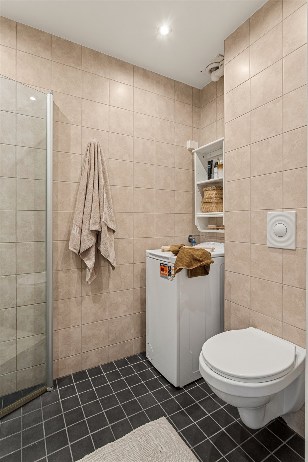 Badet kombineres med vaskerom og har således plass med opplegg for vaskemaskin. Galleribilde