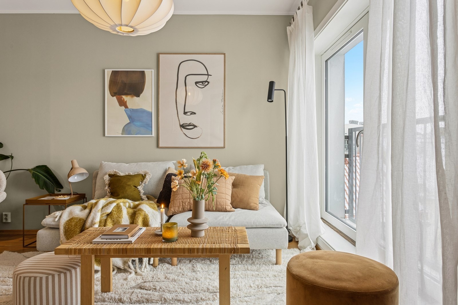 Stuen har plass til både sofagruppe og spiseplass, med gjennomgående parkett på gulvet. Galleribilde