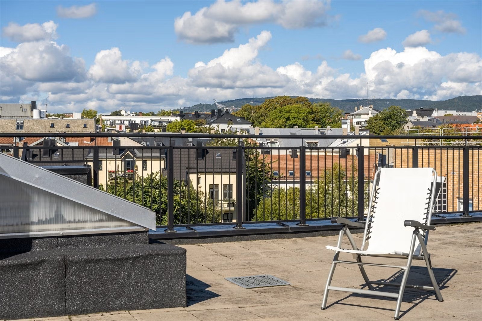 Nyt late sommerdager kun en etasje opp fra boligen! Galleribilde