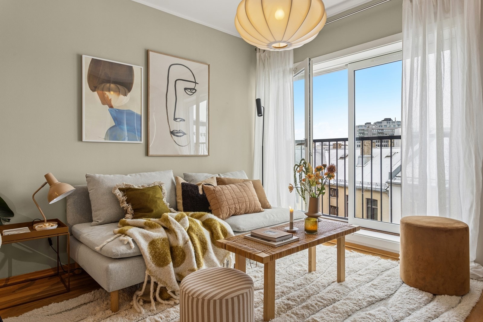 Store vinduer bidrar til godt med lysinnslipp. Galleribilde