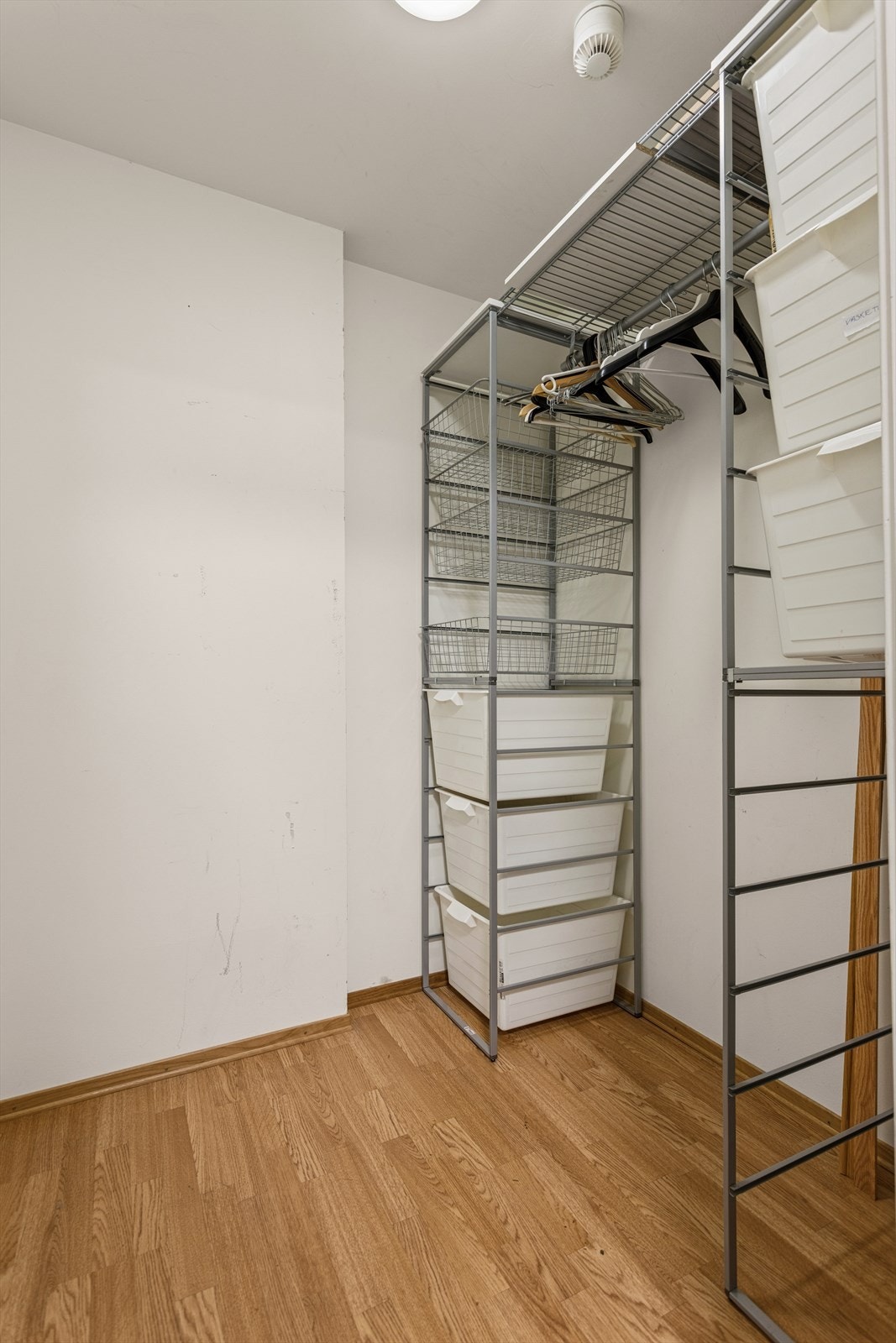 Det medfølger to boder for rikelig med lagringsplass, én på samme etasjeplan og én i kjeller. Galleribilde