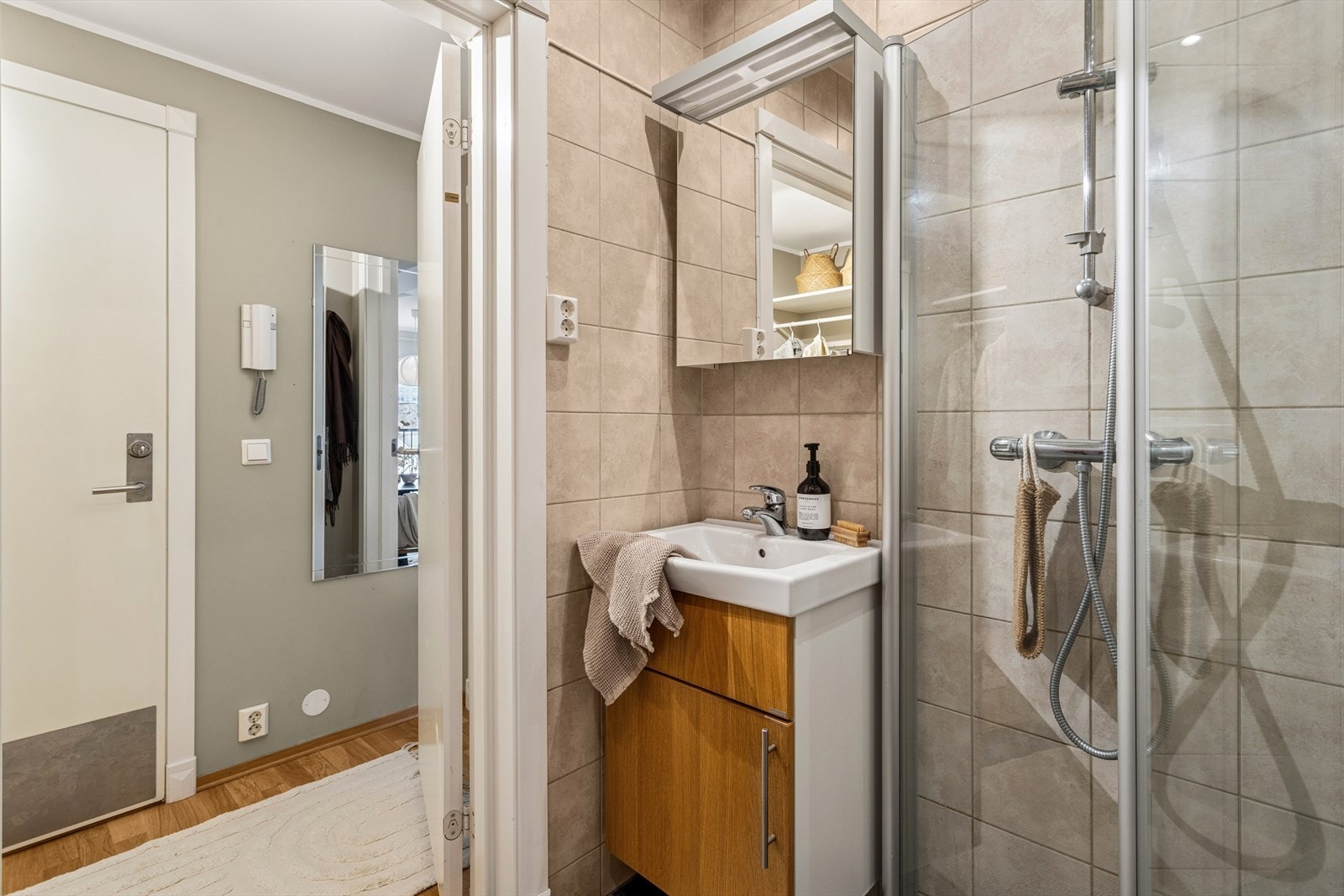 Badet er ellers utstyrt med servant på underskap og speilskap med belysning, dusjhjørne og toalett. Galleribilde