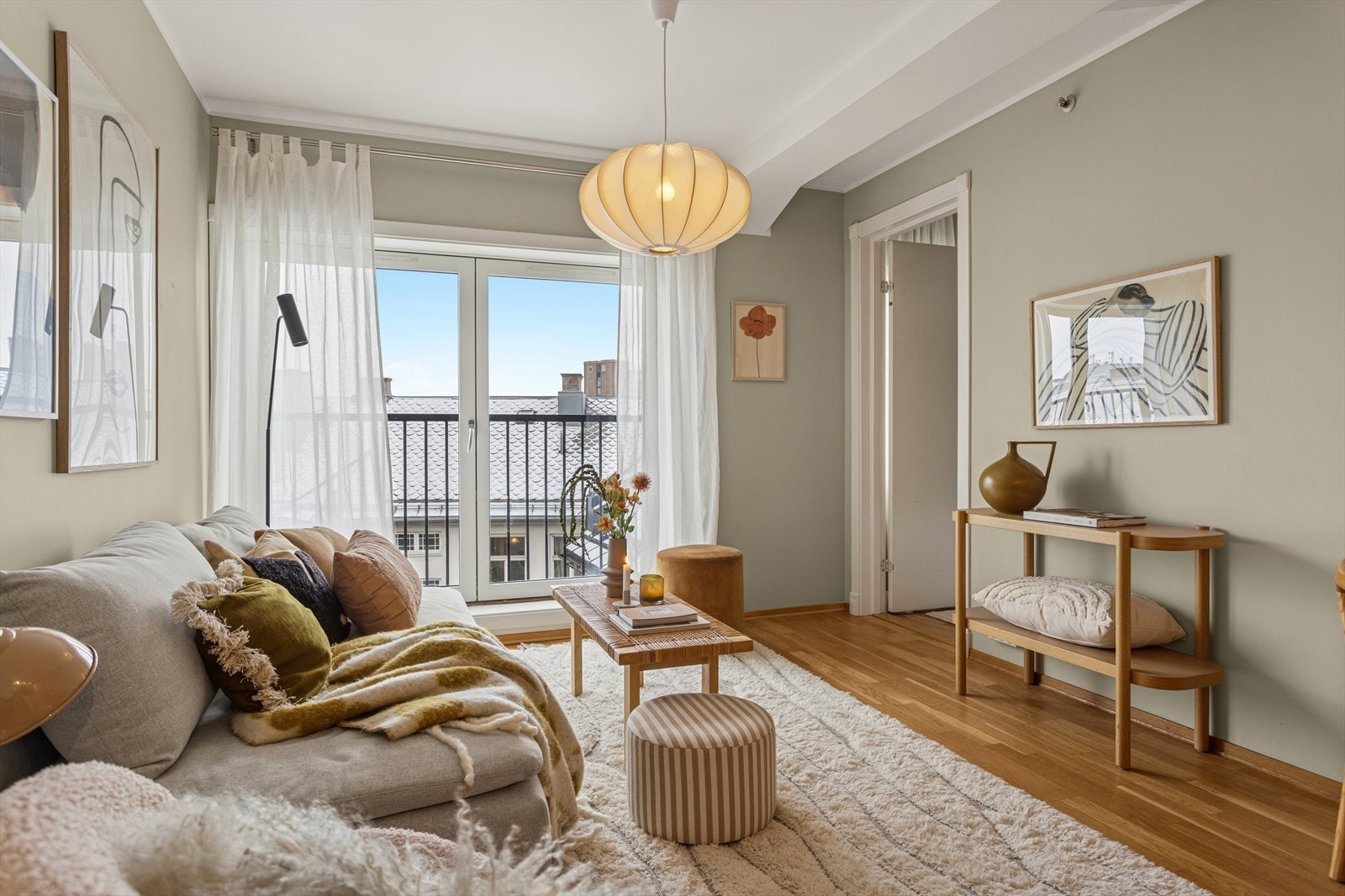 Welhavens gate 9A presenteres av DNB Eiendom ved Linn Wendel! Dette er en svært tiltalende 2-roms toppleilighet som ble ombygget til bolig i 2008/2009. Heisadkomst opp til etasjeplan. Hele boligen vender også i sin helhet kun inn mot rolig gårdsrom. Galleribilde